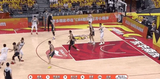 Kysports-麦基单臂空接暴扣但被打到脸，随后无限点抢篮板但两罚不中